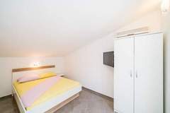 Ferienwohnung - Apartments & Rooms Barišić - Double Room with Balcony and Garden View(Second Floor)-Soba 1 - Ferienunterkunft in Kupari (2 Personen)
