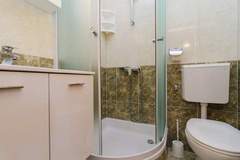 Ferienwohnung - Apartments & Rooms Barišić - Double Room with Balcony and City View (Second Floor) (Soba 15) - Ferienunterkunft in Kupari (2 Personen)