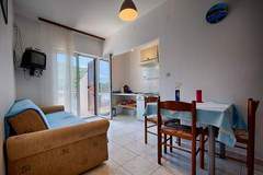Ferienwohnung - Apartments Malo Lago - One-Bedroom Apartment with Balcony and Sea View - 2nd floor (Apartment 5) - Ferienunterkunft in Lastovo (4 Personen)