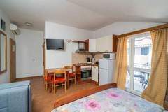 Ferienwohnung - Apartments Senjo - Studio Apartment with Balcony and Garden View (Apartman 5) - Ferienunterkunft in Cavtat (3 Personen)