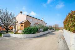 Ferienwohnung - Charming  Apartment Rose  I - Ferienunterkunft in Vrvari (4 Personen)