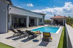 Ferienhaus, Exklusive Unterkunft - Villa Speranza with Private Illuminated Pool - Ferienunterkunft in Pula (8 Personen)