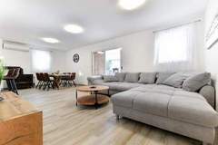 Ferienhaus - Four Bedroom Villa With Hot Tub - Ferienunterkunft in Pasman (8 Personen)