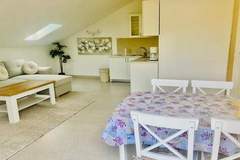 Ferienwohnung - Elegant Sutivan Apartments with Balcony - One Bedroom Apartment with Balcony - Ferienunterkunft in Sutivan (3 Personen)