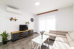 Ferienhaus - Mihael Holiday House - Three Bedroom Holiday Home with jacuzzi - Ferienunterkunft in Zadar (8 Personen)