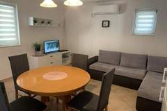 Ferienwohnung - Apartments J&M 2 - One Bedroom Apartment with Terrace - Ferienunterkunft in Rogoznica (4 Personen)