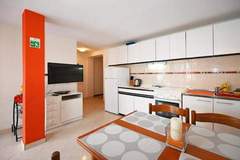 Ferienwohnung - Apartments Mihovilović - 50 m from beach - Two Bedroom Apartment with Terrace and Pool View (A1) - Ferienunterkunft in Trogir (4 Personen)