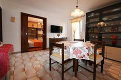 Ferienwohnung - Apartments Mihovilović - 50 m from beach - Two Bedroom Apartment with Balcony and Sea View (A2) - Ferienunterkunft in Trogir (5 Personen)