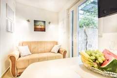 Ferienwohnung - Apartments Gracin - Studio Apartment with Terrace (A4) - Ferienunterkunft in Povlja (3 Personen)