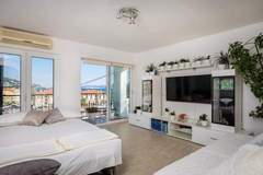 Ferienwohnung - Omis River & Sea Escape - One Bedroom Apartment with Balcony and Sea View - Ferienunterkunft in Omis (4 Personen)