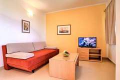 Ferienwohnung - Wonderful Brsec Apartments with Sea View and Shared Pool - Standard One Bedroom Apartment with Balcony and Sea Views 1 - Ferienunterkunft in Brsec (4 Personen)