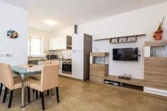 Ferienwohnung - Cozy One Bedroom Apartment with Terrace - One Bedroom Apartment - Ferienunterkunft in Brsec (6 Personen)