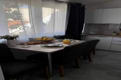 Ferienwohnung - Elegant Trogir Apartment with Garden Terrace - Two Bedroom Apartment - Ferienunterkunft in Trogir (4 Personen)