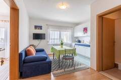 Ferienwohnung - Charming Trogir Apartments with Balcony - Comfort One Bedroom Apartment with Balcony - Ferienunterkunft in Trogir (3 Personen)