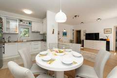 Ferienhaus, Exklusive Unterkunft - Luxury Villa with Heated Pool, Terrace, and Outdoor Amenities for Relaxation - Five Bedroom Villa - Ferienunterkunft in Trogir (9 Personen)