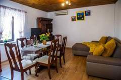 Ferienhaus - Picturesque House in Kaštela Old Town Near Beach and Local Amenities - Four Bedroom Holiday Home - Ferienunterkunft in Kastel Stafilic (10 Personen)