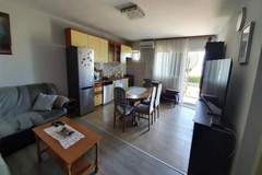 Ferienwohnung - Spacious Apartment Steps from the Beach, with Private Terrace and Grill - Three Bedroom Apartment - Ferienunterkunft in Kastel Stari (7 Personen)