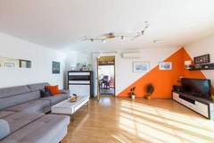 Ferienhaus - Spacious Holiday Home with Pool and Hot Tub in Kastel Stari - Four Bedroom Holiday Home with Pool - Ferienunterkunft in Kastel Stari (8 Personen)