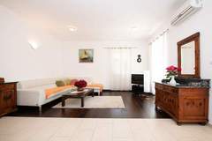 Ferienwohnung - Elegant Lovran Apartment with Sea view - Two Bedroom Apartment with Sea View - Ferienunterkunft in Lovran (4 Personen)