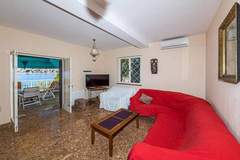 Ferienhaus - Holiday Home by the Sea with Terrace & Ocean Views on Čiovo - Two Bedroom Holiday Home - Ferienunterkunft in Okrug Gornji (6 Personen)
