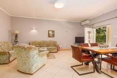Ferienwohnung - Wonderful Krk Island Stay: Shared Pool, Grill Patio, and Nearby Beaches - Two Bedroom Apartment - Ferienunterkunft in Krk (4 Personen)