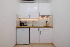 Ferienwohnung - Wonderful Krk Island Stay: Shared Pool, Grill Patio, and Nearby Beaches - Studio Apartment - Ferienunterkunft in Krk (2 Personen)