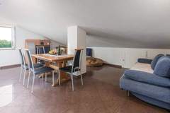 Ferienwohnung - Peaceful Nature Retreat Near Krk Town with BBQ and Parking - Comfort Two Bedroom Apartment - Ferienunterkunft in Krk (4 Personen)