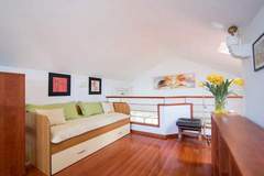 Ferienwohnung - Apartments Vrandecic - One Bedroom Apartment with Gallery Room and Garden Terrace (LORETA) (ST) - Ferienunterkunft in Postira (4 Personen)