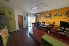 Ferienwohnung - Classic and Modern Umag Apartment with Terrace and BBQ - Two Bedroom Apartment with Terrace - Ferienunterkunft in Umag (5 Personen)