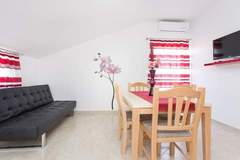 Ferienwohnung - Scenic Elegant Apartments Krk with Balcony and Pool - Comfort Two Bedroom Apartment with Balcony and Pool (owner 4) - Ferienunterkunft in Krk (4 Personen)