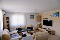 Ferienhaus - Holiday Home Mumy - Four Bedroom Holiday Home with Pool - Ferienunterkunft in Krk (8 Personen)