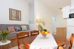 Ferienwohnung - Apartments Roščić -  Classic Two Bedroom Apartment with Balcony and Sea View - Ferienunterkunft in Podgora (4 Personen)