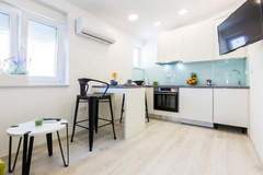 Ferienwohnung - Spacious Two sis Apartments in Zadar with Terrace  Studio Apartment ( 1 ) - Ferienunterkunft in Zadar (3 Personen)
