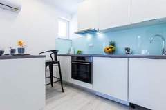 Ferienwohnung - Charming Zadar Apartment Near Old Town with Convenient Access to Beaches Apartman ( 2 ) - Ferienunterkunft in Zadar (3 Personen)