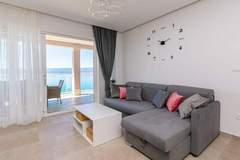Ferienwohnung - Apartments Hope (Dugi Rat) - Three-Bedroom Apartment with Jacuzzi  (Stanko) - Ferienunterkunft in Dugi Rat (7 Personen)