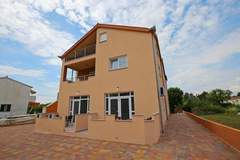 Ferienwohnung - Apartments Kapetan -  Standard Studio Apartment with Terrace - Ferienunterkunft in Sukosan (3 Personen)