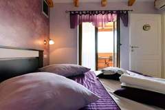 Ferienwohnung - Authentic Istrian Rooms for Unforgettable Stays - Double Room with Balcony - Ferienunterkunft in Vodnjan (2 Personen)