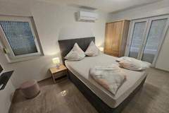 Ferienwohnung - Spacious Villa With Outdoor Swimming Pool in Trogir - Two Bedroom Apartment - Ferienunterkunft in Trogir (6 Personen)