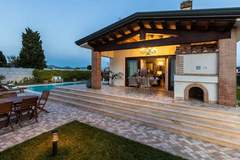 Ferienhaus, Exklusive Unterkunft - The Luxury Beach Villa - Ferienunterkunft in Viareggio (2 Personen)