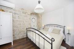 Ferienwohnung - Apartments Stone Elegance (ST) - Deluxe Studio Apartment (Kamik) - Ferienunterkunft in Split (3 Personen)