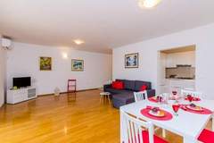 Ferienwohnung - Grand Apartment - Three Bedroom Apartment with Terrace and Partial Sea View - Ferienunterkunft in Dubrovnik (4 Personen)