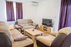 Ferienhaus - Holiday Home J&D No.2-Nine Bedroom House with Pool - Ferienunterkunft in Podstrana (20 Personen)