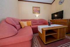 Ferienwohnung - Apartments & Rooms Green Bay - Two Bedroom Apartment with Balcony and Sea View (APP 7) - Ferienunterkunft in Rab (6 Personen)