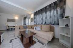 Ferienwohnung - Apartments & Rooms Green Bay - One Bedroom Apartment with Terrace (APP 8) - Ferienunterkunft in Rab (4 Personen)