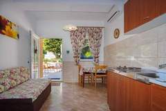 Ferienwohnung - Beachfront Cozy Krk Apartment with Balcony - One Bedroom Apartment with Balcony - Ferienunterkunft in Krk (2 Personen)