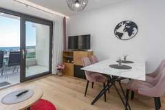 Ferienwohnung - Luxury Beachfront Krk Apartments with Terrace - Studio Apartment with Terrace - Ferienunterkunft in Krk (2 Personen)