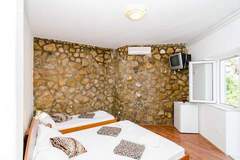 Ferienwohnung - Guest House Daniela- Triple Room with Balcony and Sea View - SOBA 5 - Ferienunterkunft in Mlini (3 Personen)