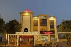 Ferienhaus - Super Townhouse OAK Hotel C Pearls - Ferienunterkunft in Delhi (2 Personen)