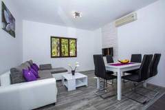 Ferienwohnung - Villa Roza- Two-Bedroom Apartment - Ferienunterkunft in Mokosica (4 Personen)