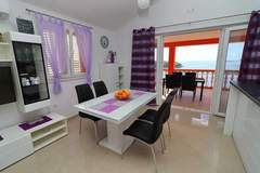 Ferienhaus - Holiday Home Adriatic View-Two Bedroom Apartment with Terrace and Sea View - Ferienunterkunft in Blato (4 Personen)
